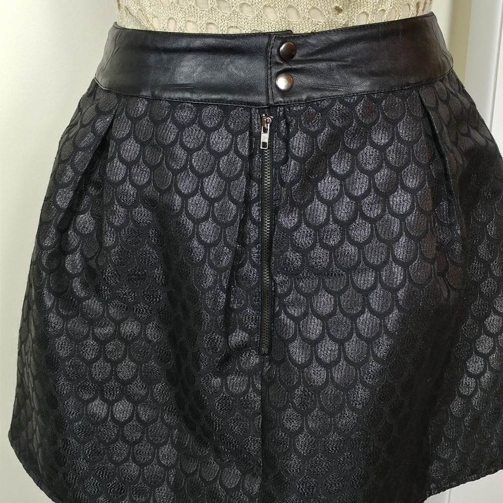 Black Metallic Textured Bubble Skirt - Women - Picture 5 of 9